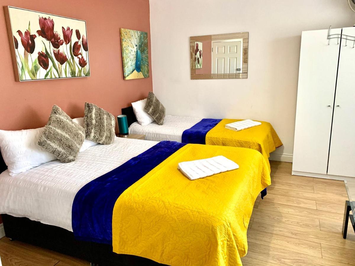 Ensuite With Small Kitchenette, Private Bathroom And Parking Ilford