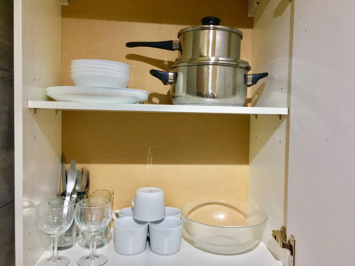 Ensuite With Small Kitchenette, Private Bathroom And Parking *