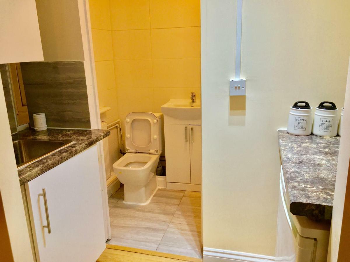 Apartment Ensuite With Small Kitchenette, Private Bathroom And Parking Ilford