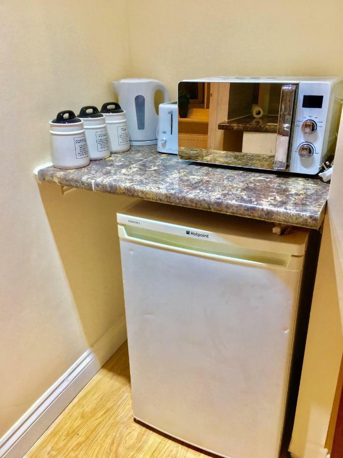 Apartment Ensuite With Small Kitchenette, Private Bathroom And Parking Ilford