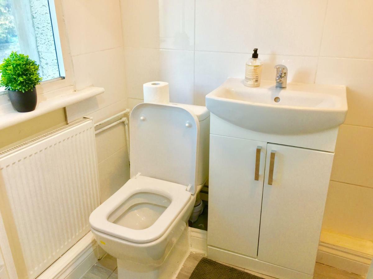 Ensuite With Small Kitchenette, Private Bathroom And Parking Ilford