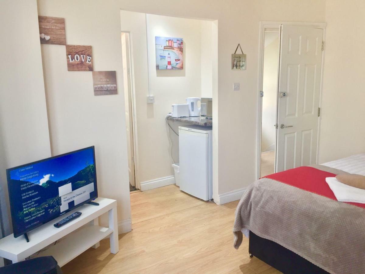Apartment Ensuite With Small Kitchenette, Private Bathroom And Parking Ilford