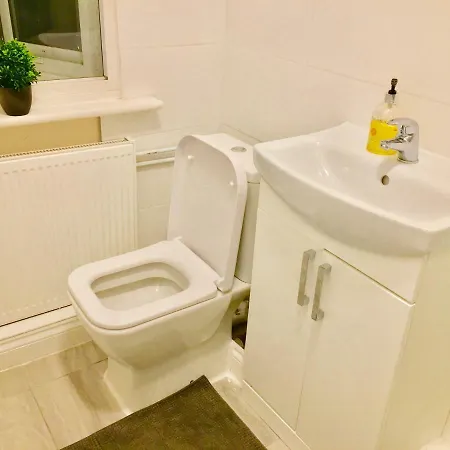 Ensuite Apartment With Small Kitchenette, Private Bathroom And Parking Ilford Buitenkant foto