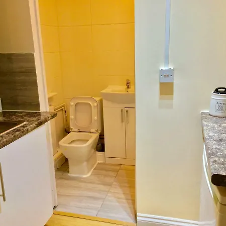 Ensuite Apartment With Small Kitchenette, Private Bathroom And Parking Ilford Buitenkant foto