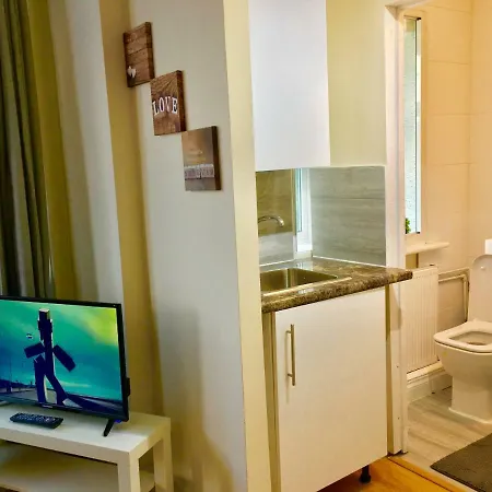 Ensuite Apartment With Small Kitchenette, Private Bathroom And Parking Ilford Buitenkant foto