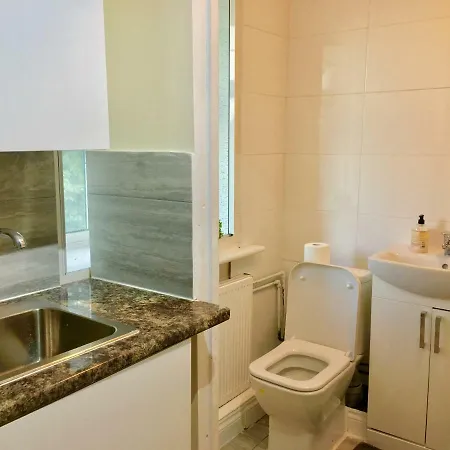 Ensuite Apartment With Small Kitchenette, Private Bathroom And Parking Ilford Buitenkant foto