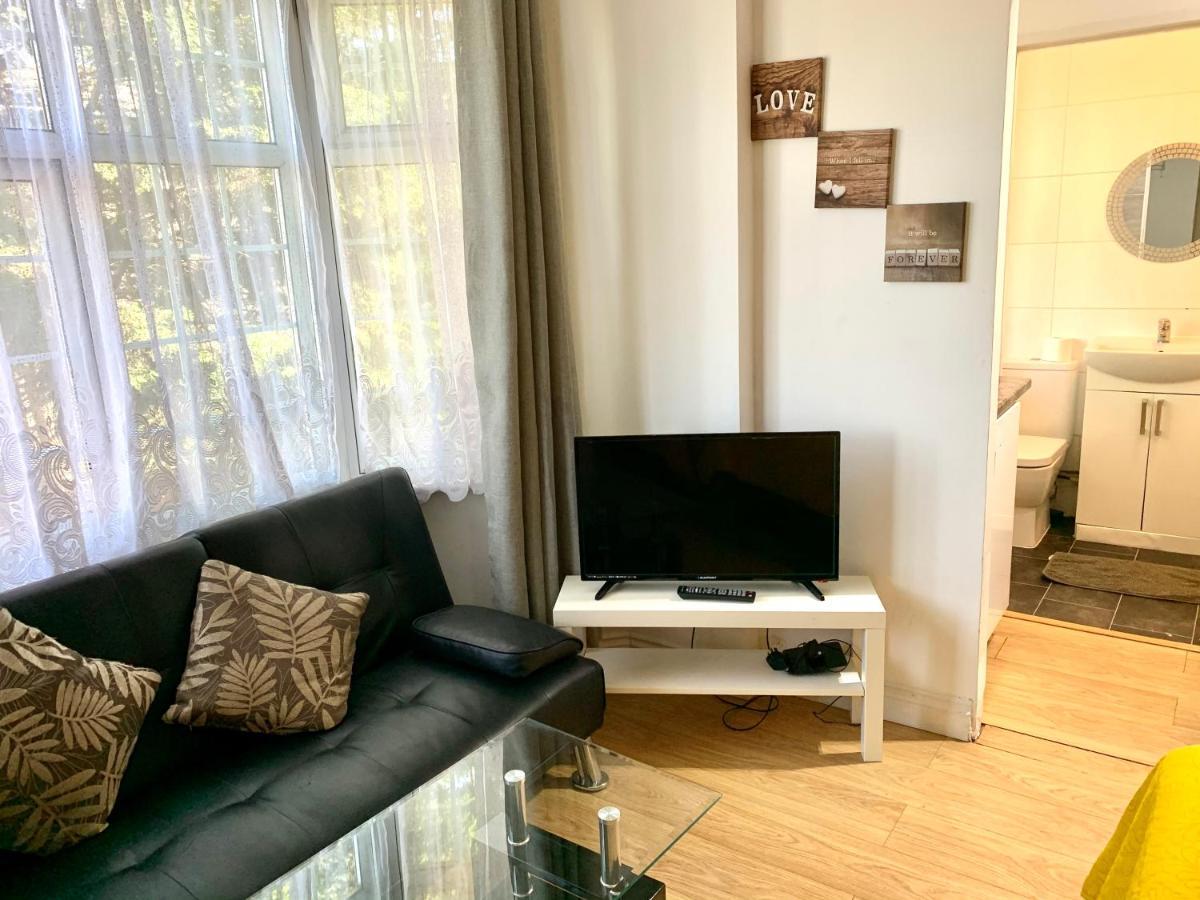 Apartment Ensuite With Small Kitchenette, Private Bathroom And Parking Ilford