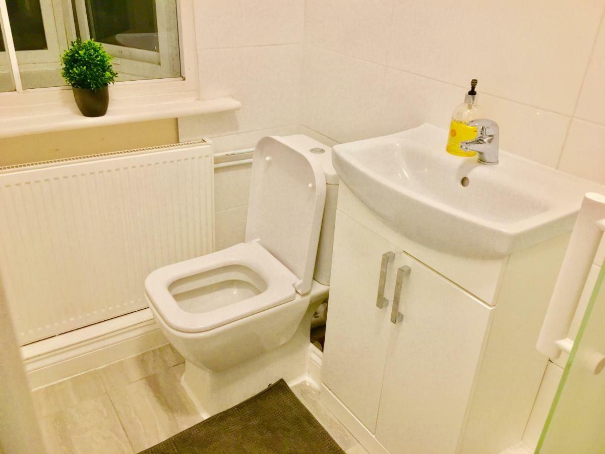 Ensuite With Small Kitchenette, Private Bathroom And Parking Ilford