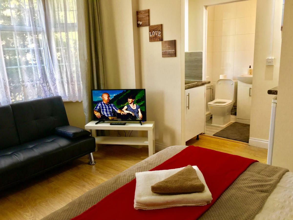 Ensuite With Small Kitchenette, Private Bathroom And Parking Apartment