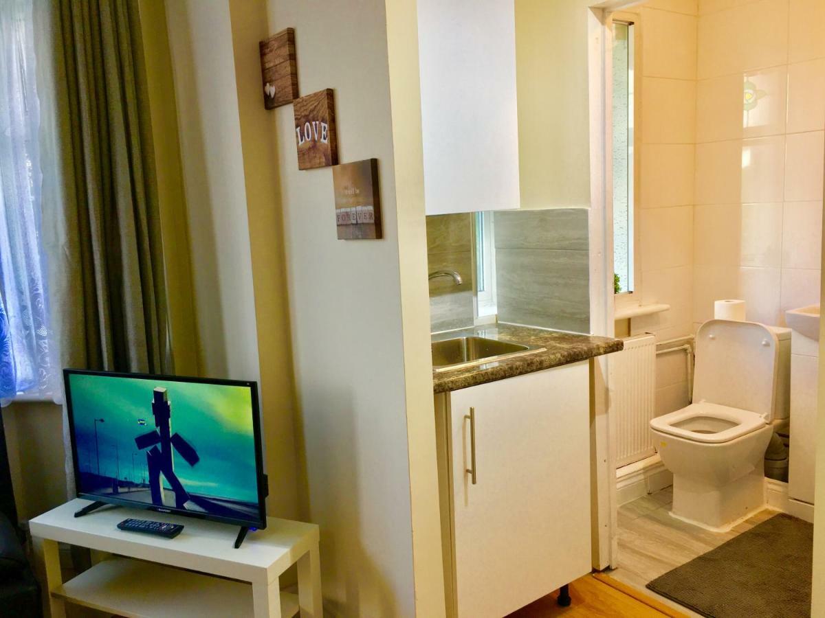 Ensuite With Small Kitchenette, Private Bathroom And Parking