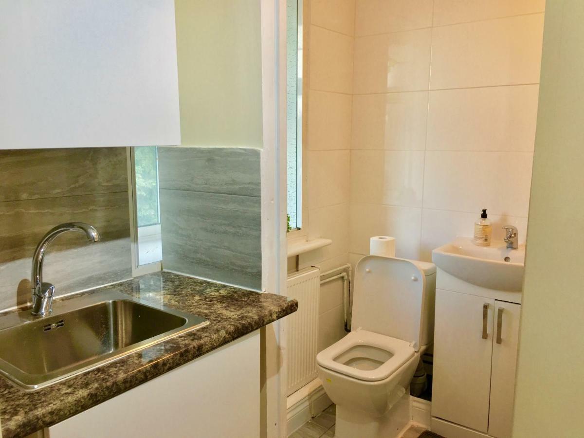 Ensuite With Small Kitchenette, Private Bathroom And Parking * Ilford