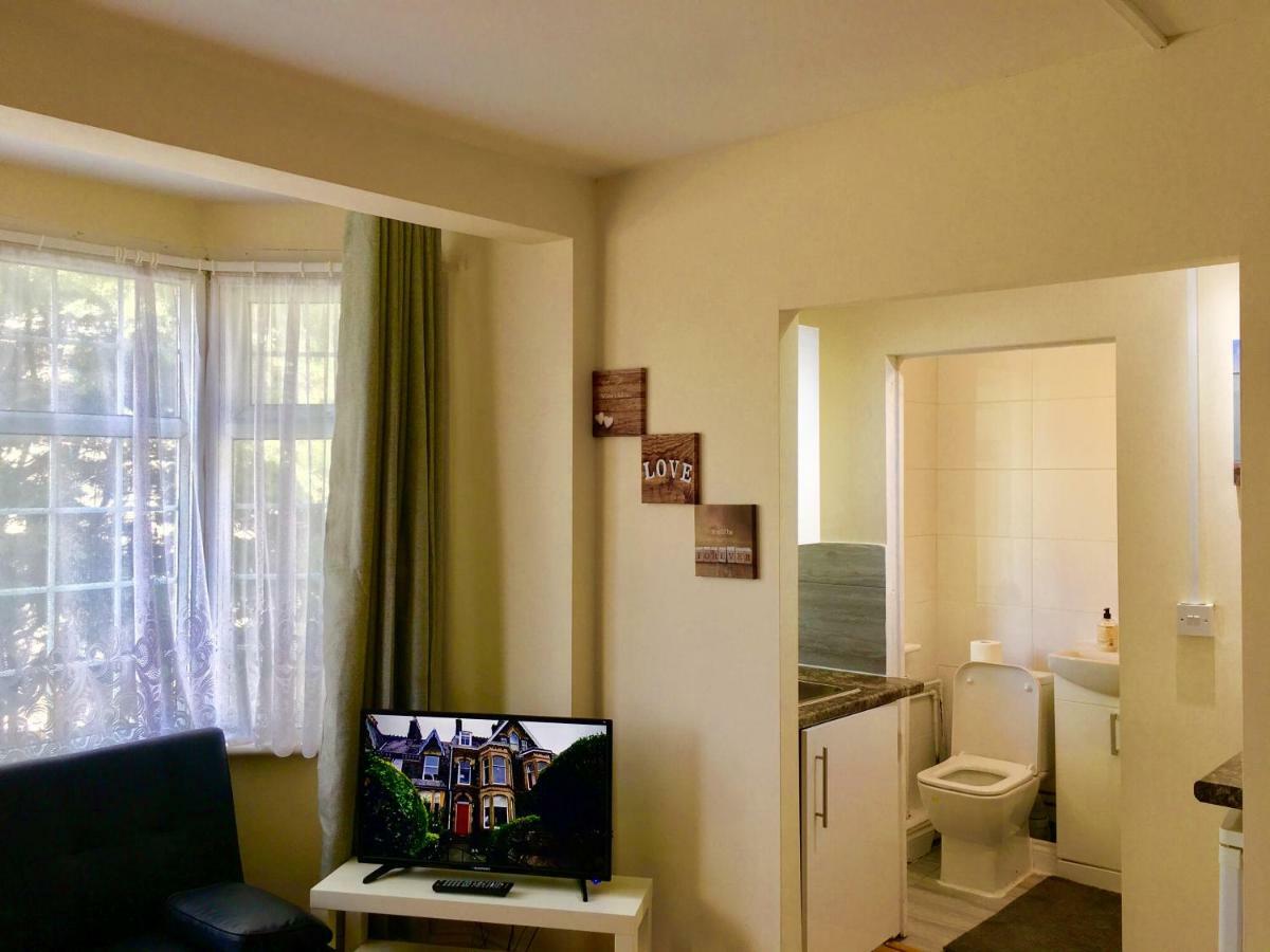 Ensuite With Small Kitchenette, Private Bathroom And Parking * Ilford