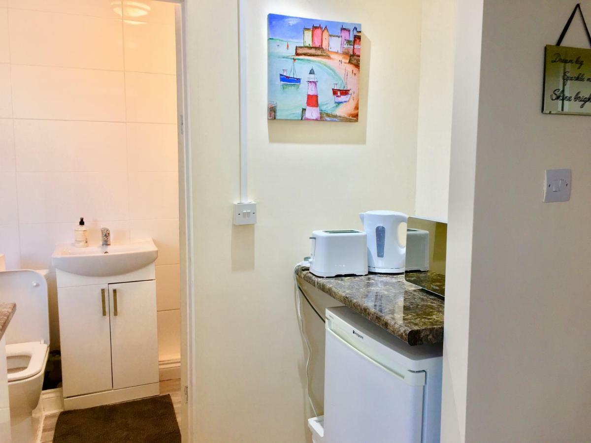 Ensuite With Small Kitchenette, Private Bathroom And Parking Ilford